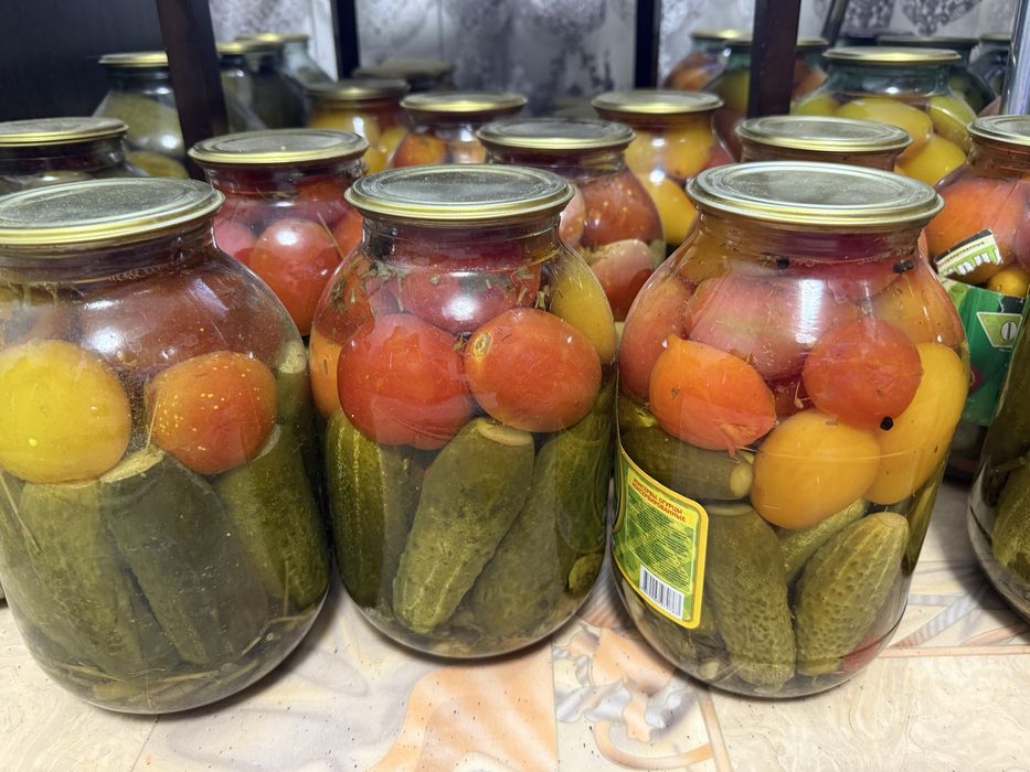 Продам ассорти огурцы помидоры домашние