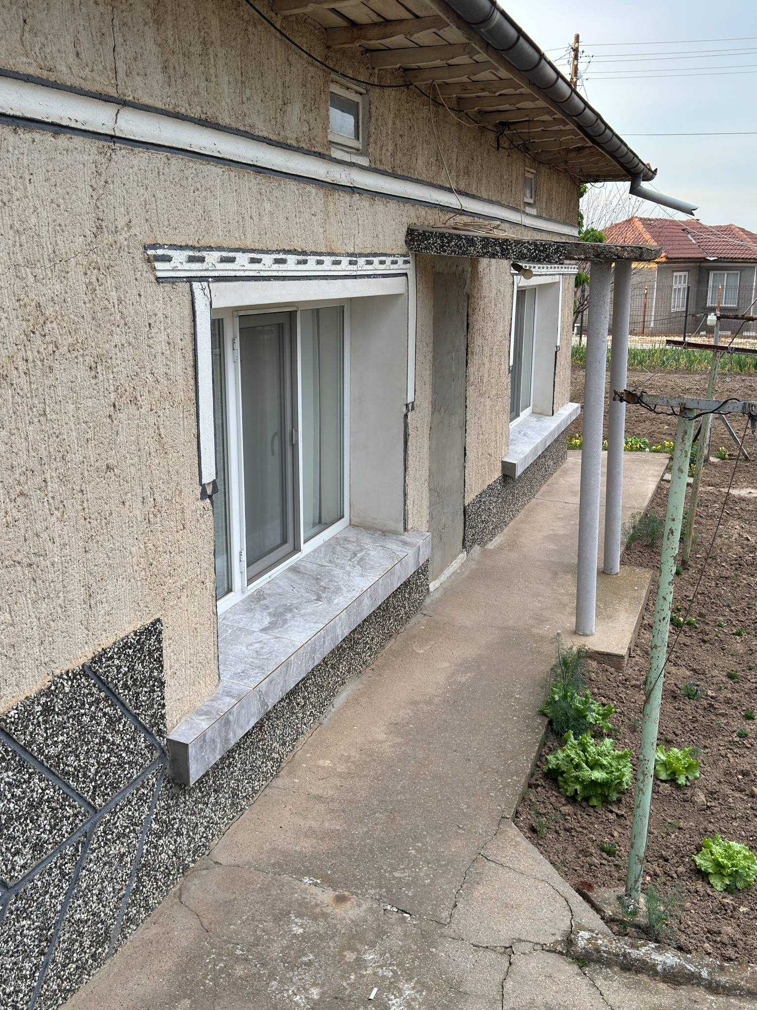 Продава се обзаведена къща - 290 кв.м. - двор 1040 кв.м.