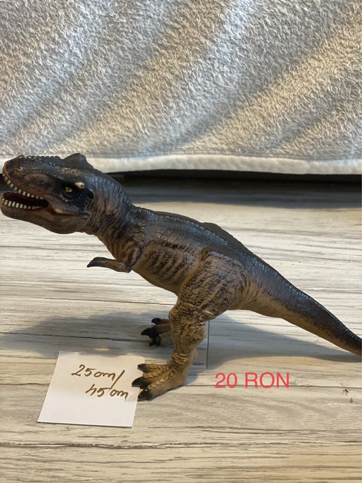Dinozauri de diferite dimensiuni