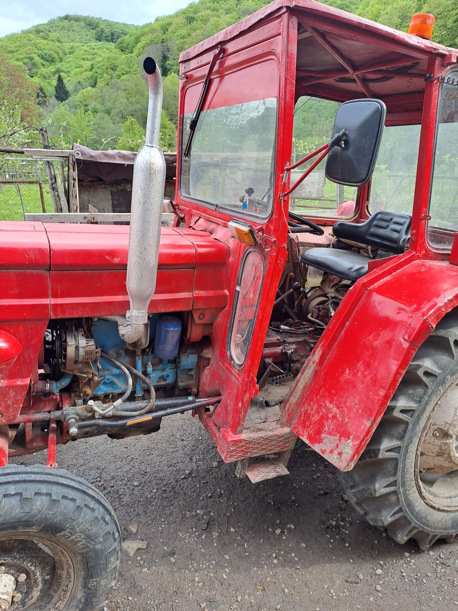 Tractor cu utilaje