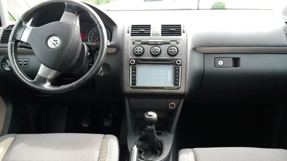 Vând -Touran cross- 1.9tdi -super pret- negociabil.