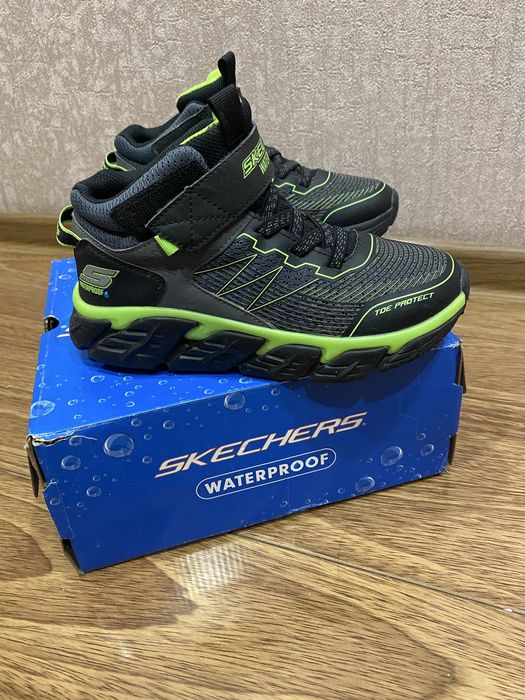 Ботинки  на мальчика  фирма  Skechers размер 35