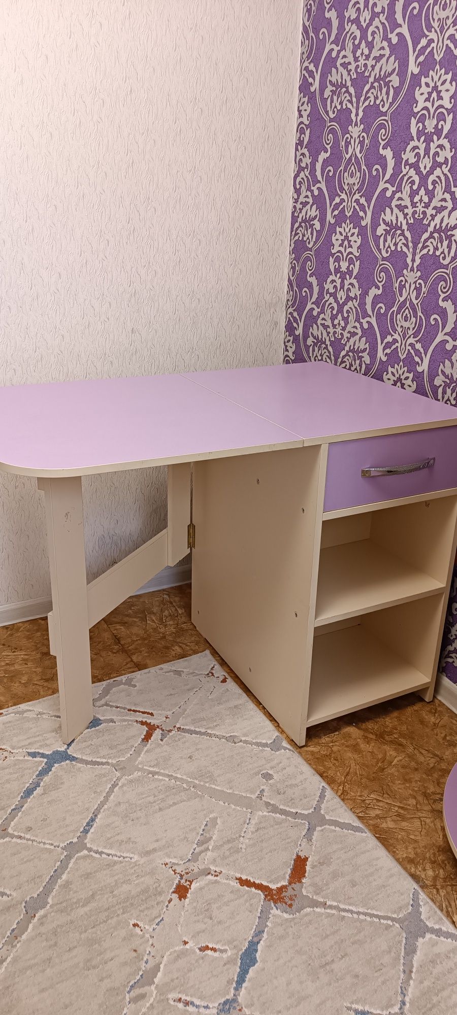 Шкаф и стол  детскую комнату
