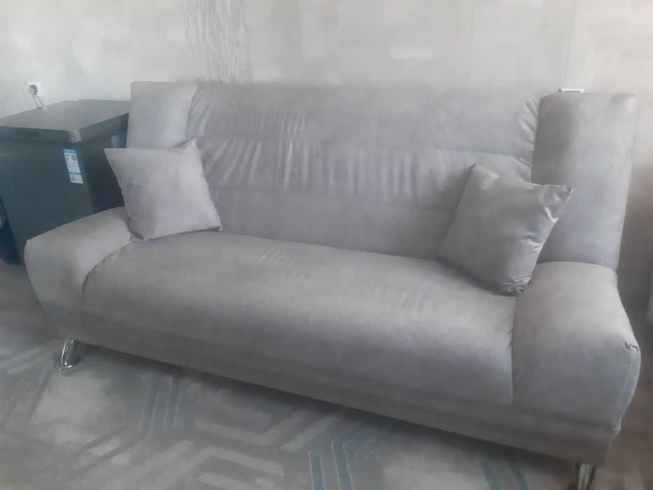 Срочно диван Россия практически новый