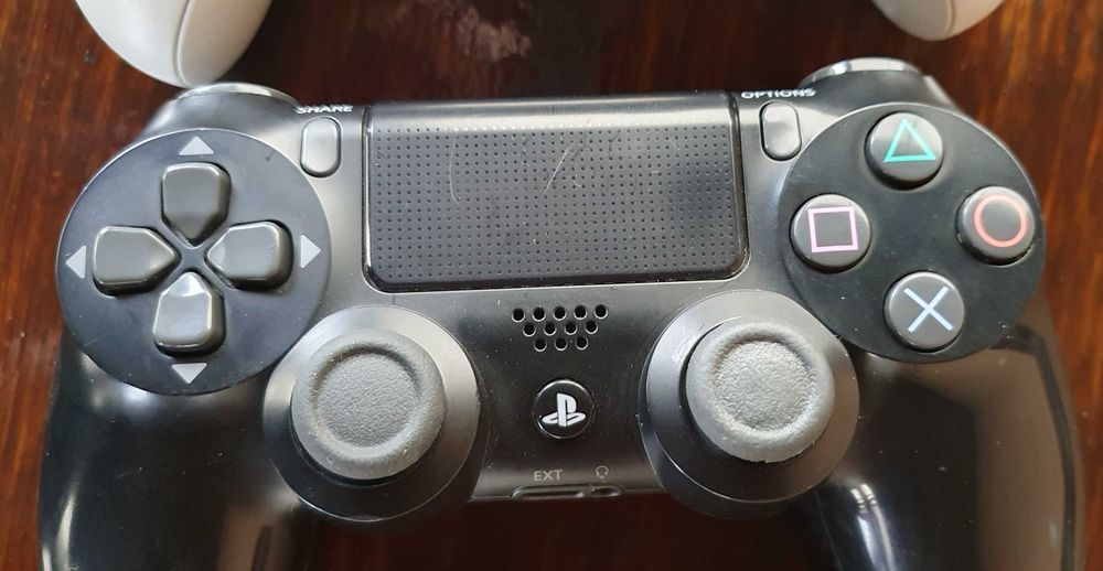 2 controllere 1 de Ps4 și 1 Xbox one de vânzare!