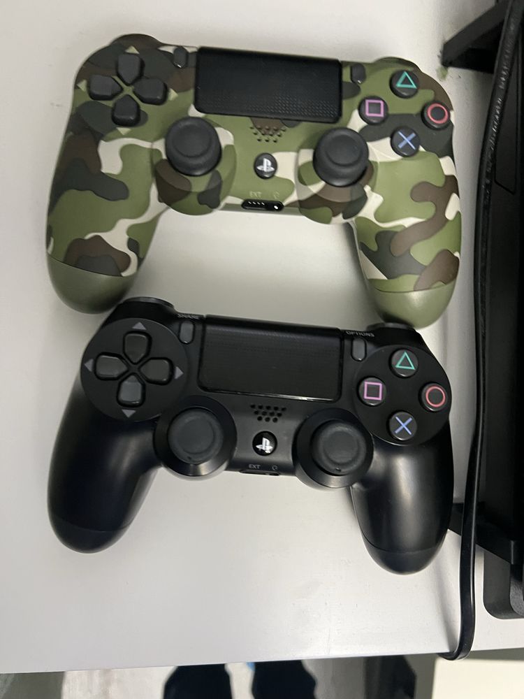 Playstation 4 конзола и 2 джойстика с подарък поставка