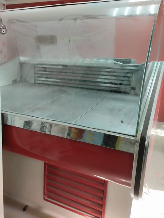 Витринный холодильник и оборудование для магазина