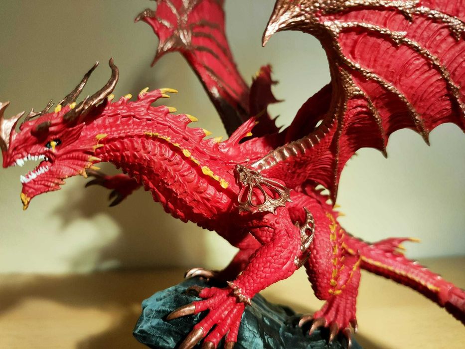 Statuetă de dragon imprimată 3D din rășină.