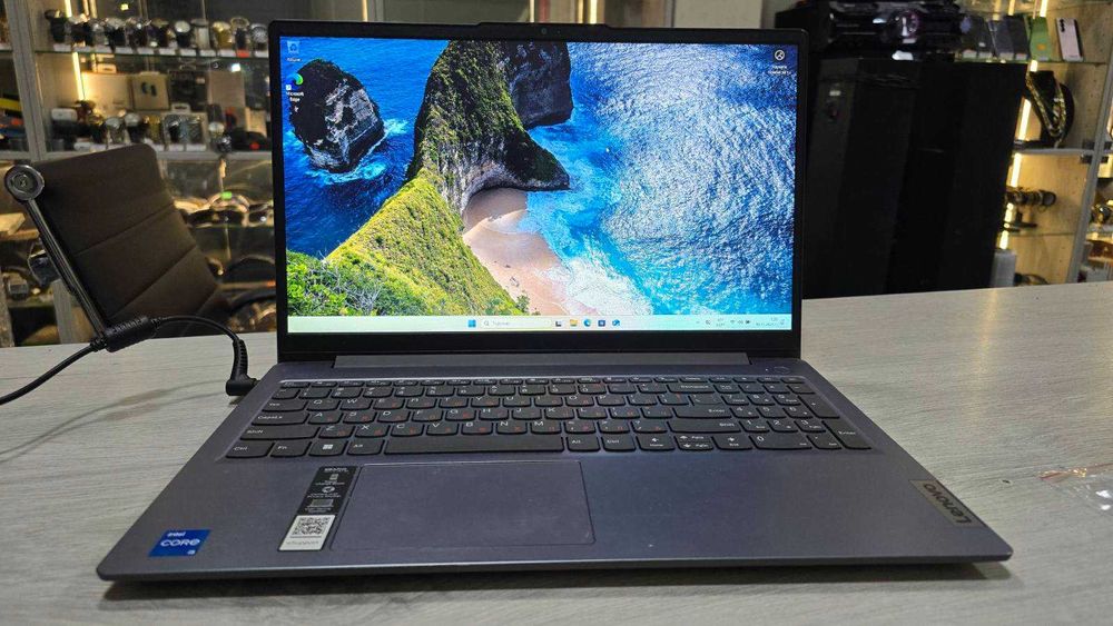 Лаптоп Lenovo IdeaPad Slim 3