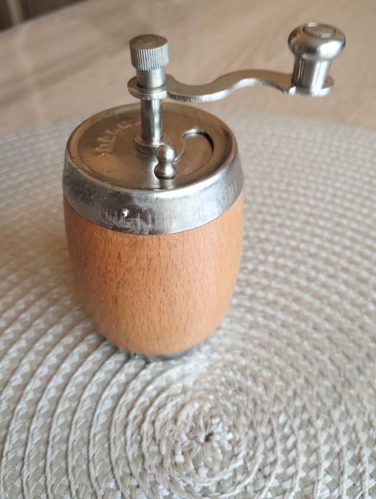 НОВА Мелничка за черен пипер НОВА