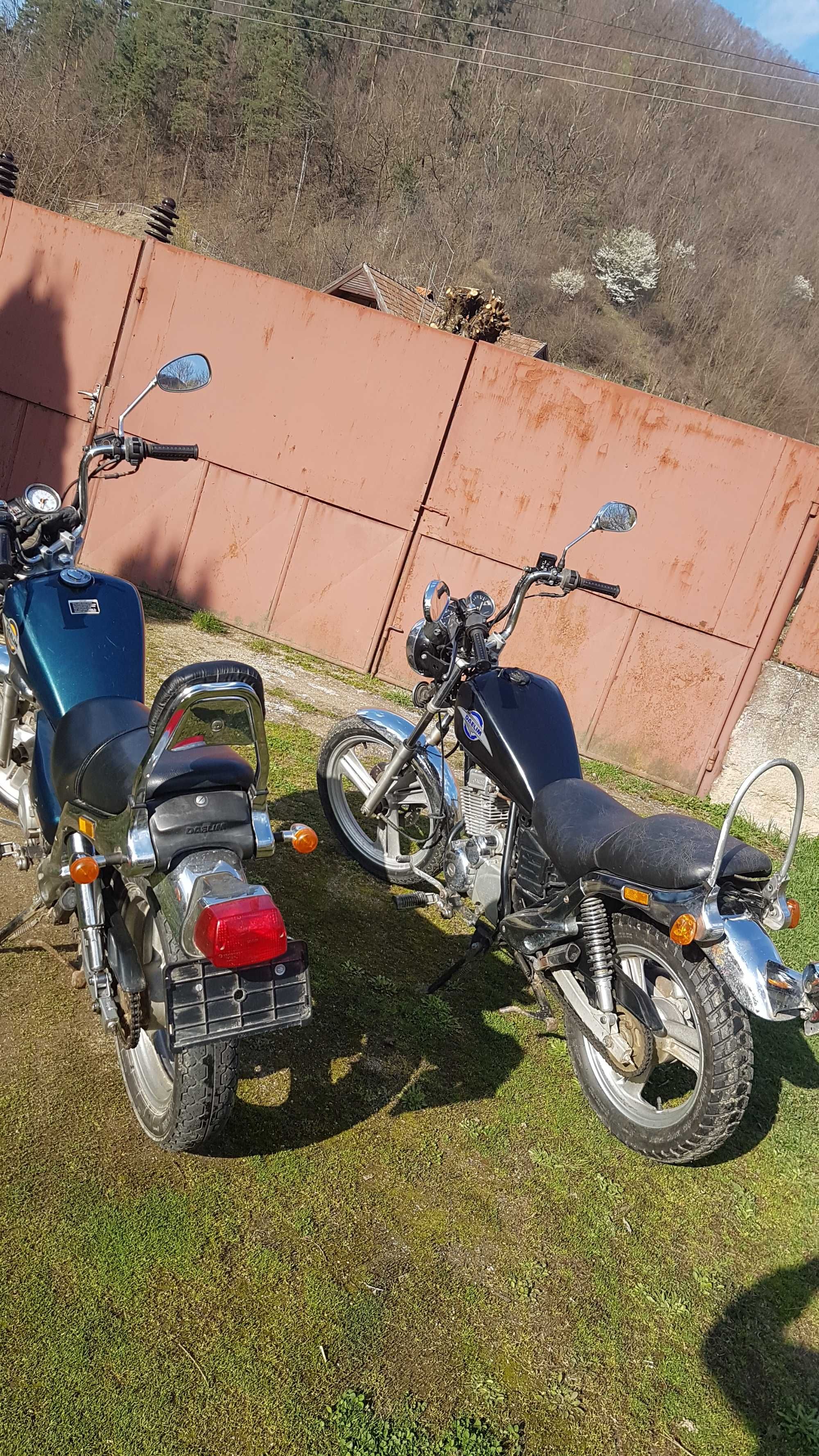 Două motociclete daelim