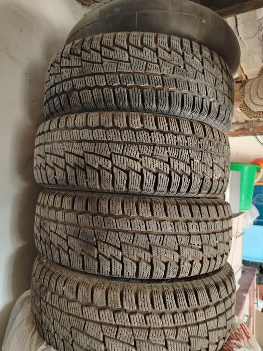 Шини зимний лепучка