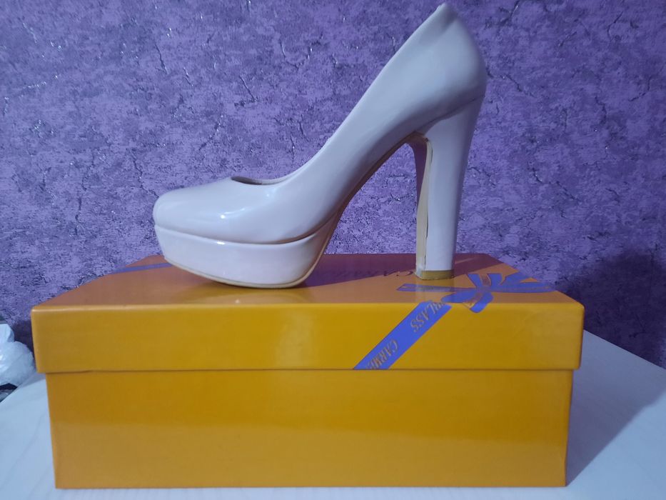 Бежевые женские туфли 3000 тг . 34 размер