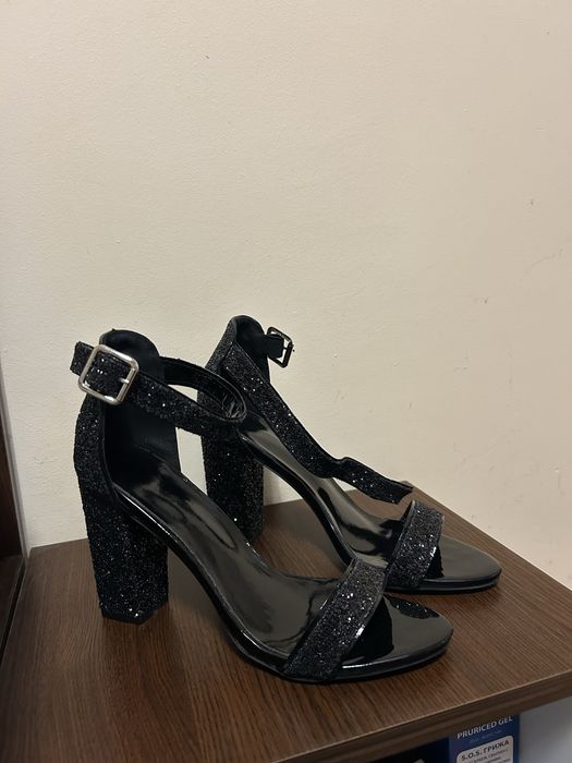 Елегантни черни дамски сандали на ток с брокат