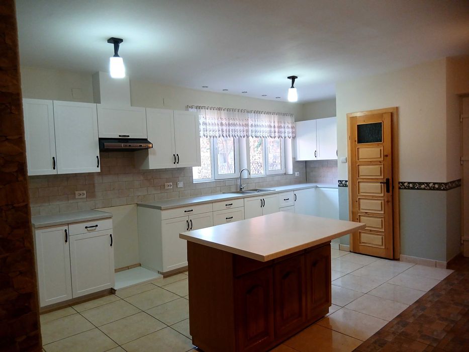 Casa la tara de vanzare