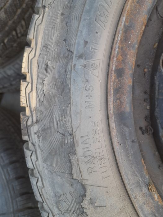 Vand roata dacia logan cu anvelopa 185 65 15 matador iarna ca nou