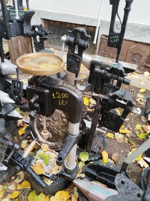 Mașina de găurit cu coloana manuala antichitate de colectie muzeu