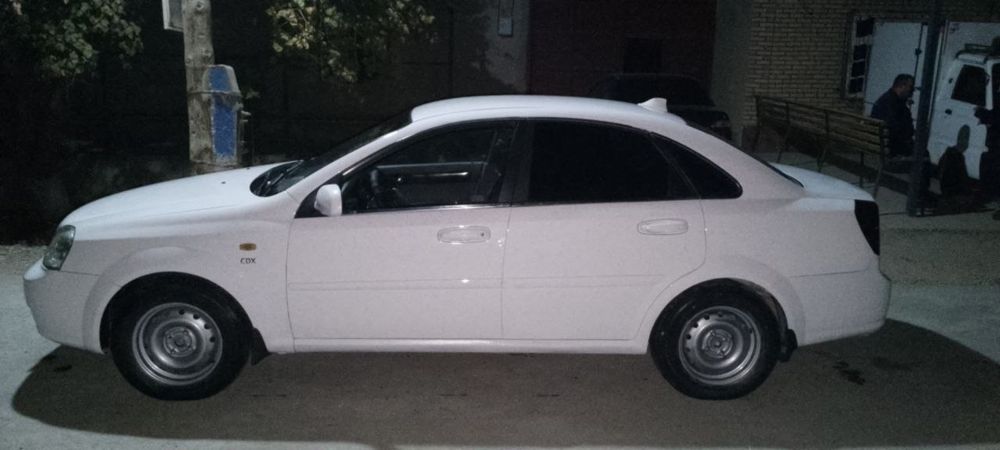 Lasetti 1.8 sotiladi