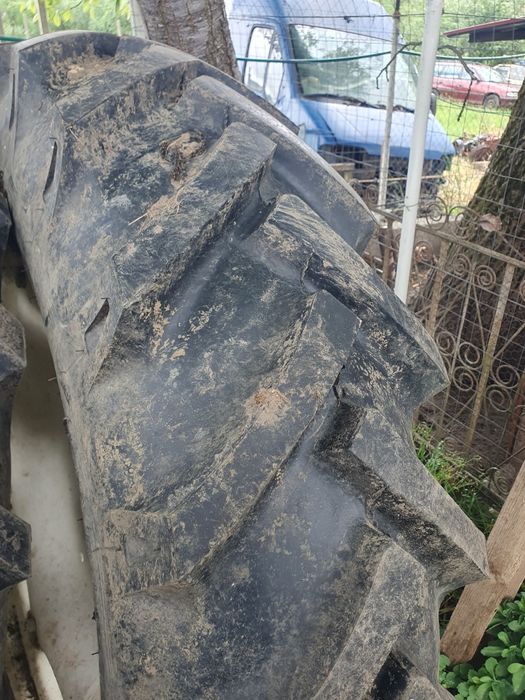Vand doua roti pentru tractor Fiat 13.6 R36