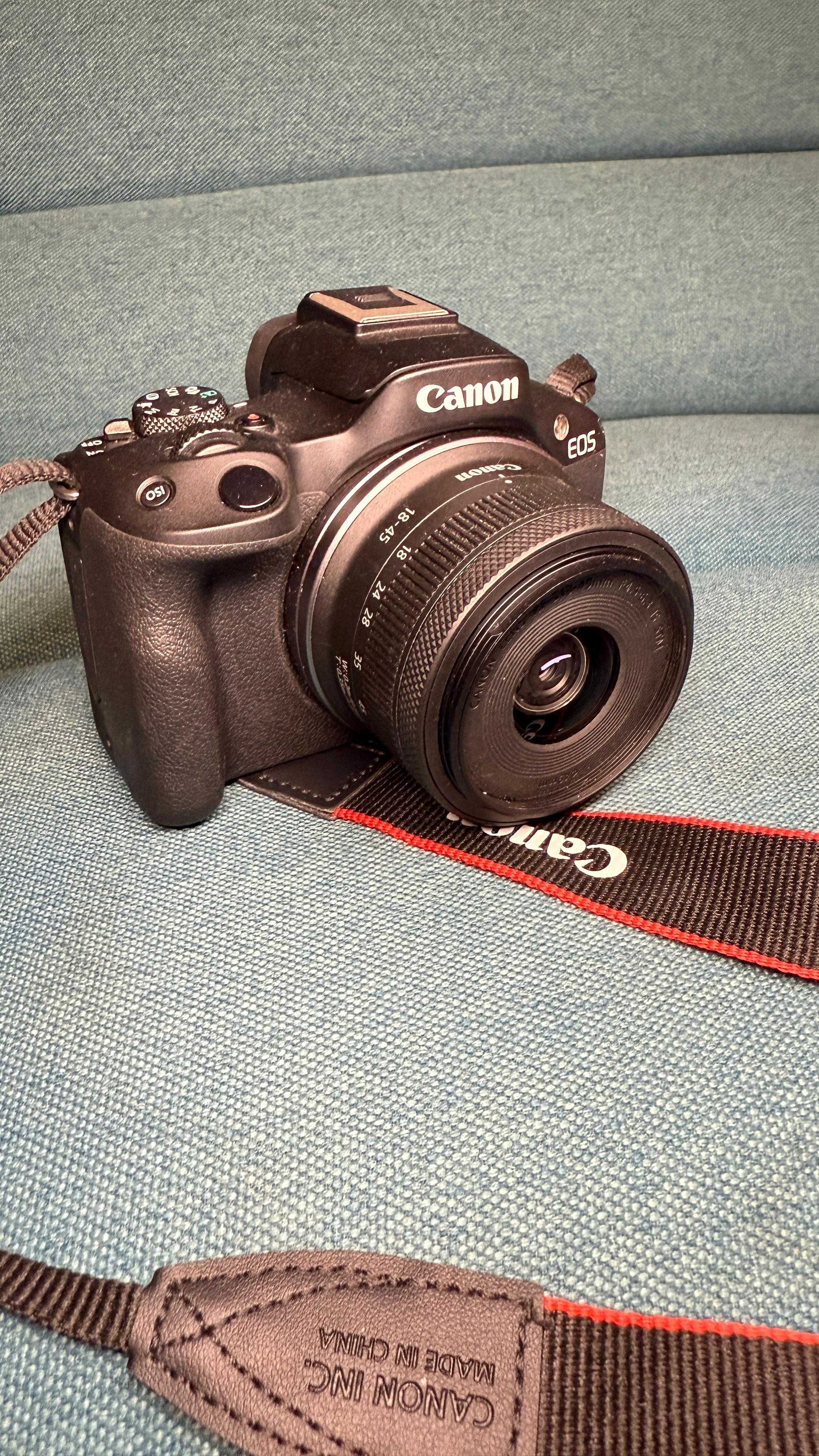 Vând Canon EOS R50 + Obiectiv 18-45 BONUS Geanta si trepied!!!