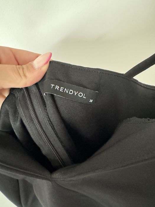 Елегантна черна рокля Trendyol