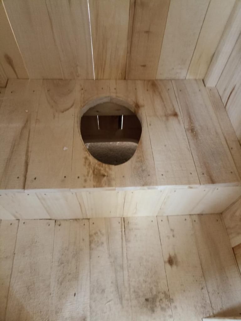 Новый качественный деревянный туалет .
