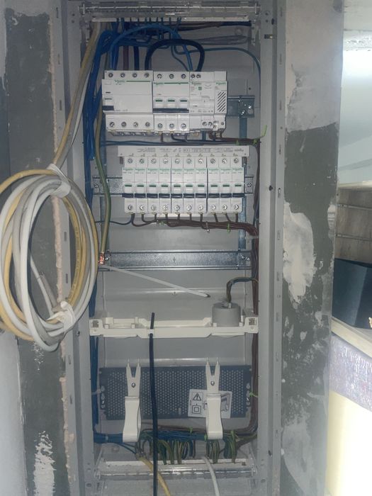 Electrician, servicii electrice