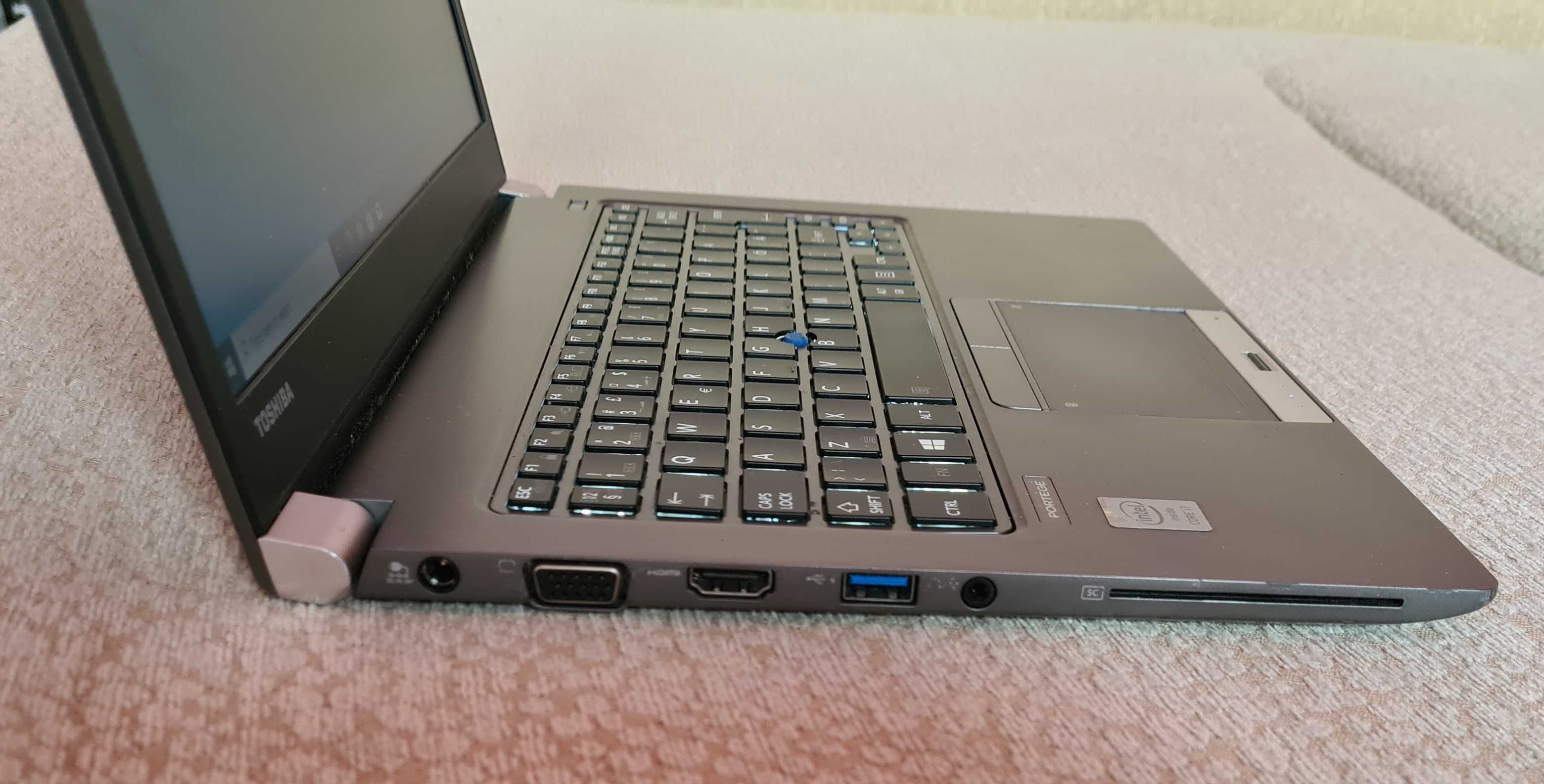 Laptop Slim Toshiba 13" Full HD, i7-4500u, 8 GB, SSD 256 GB Tst lumina