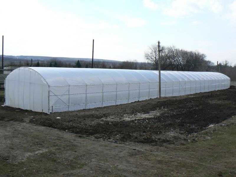 Продавам тунелна оранжерия