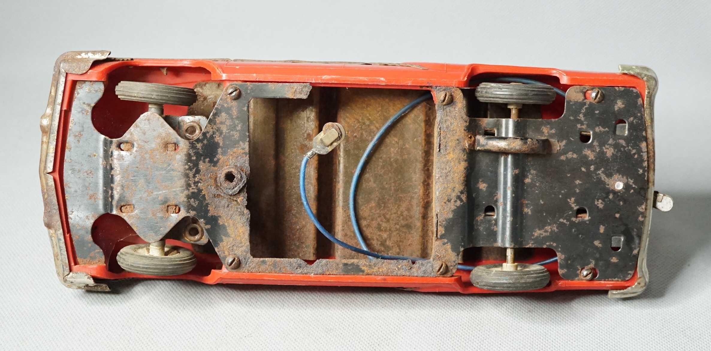 Чайка Стара Руска Пластмасова играчка модел кола на батерии