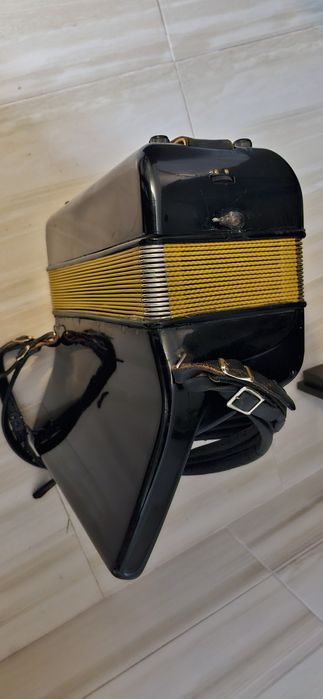 Vând acordeor Hohner Lucia IV P cu 96 basi