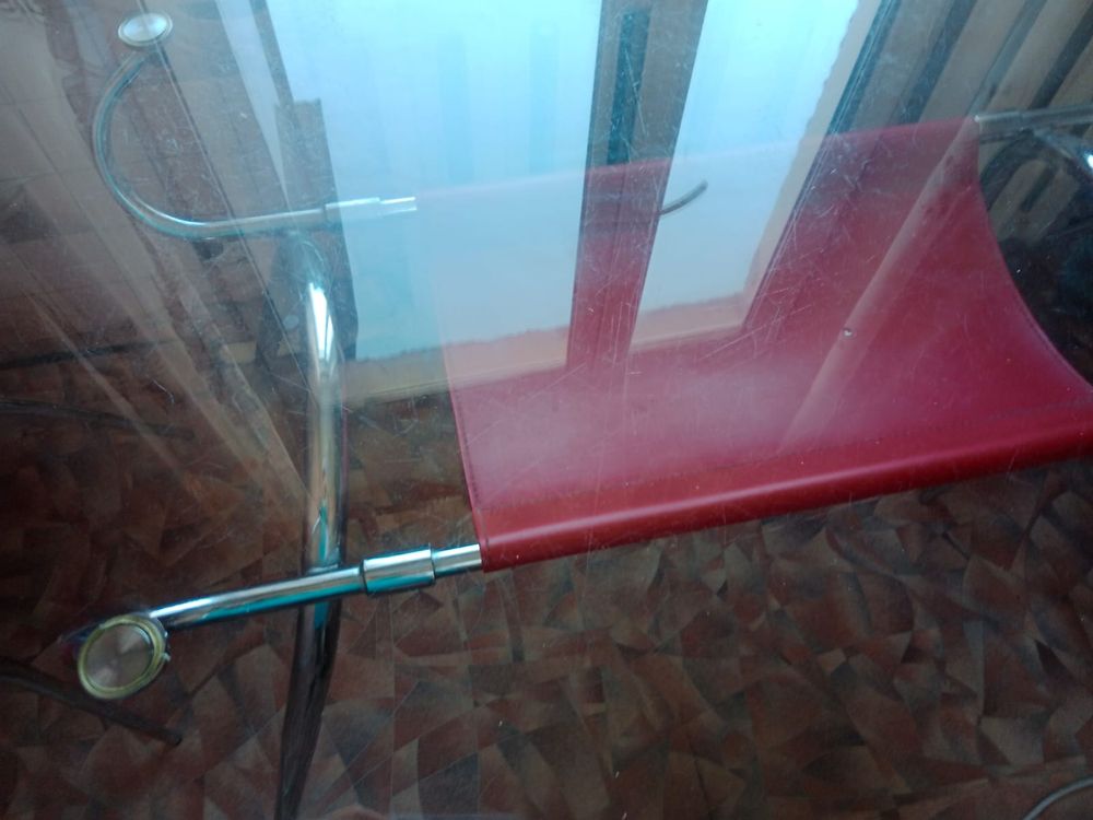 Продам стеклянный кухонный стол
