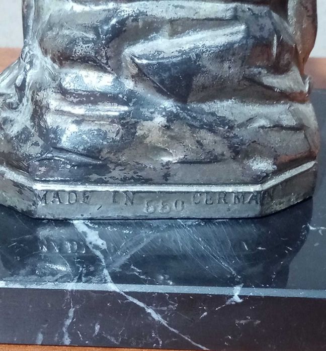 Statueta religioasa reprodusa dupa sculptura Pieta a lui Michelangelo