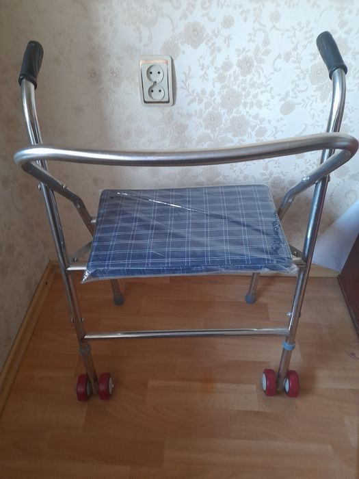 Коляска-стул на колёсиках