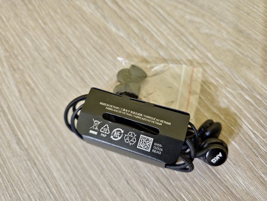 Продавам слушалки жични AKG SAMSUNG перфектни