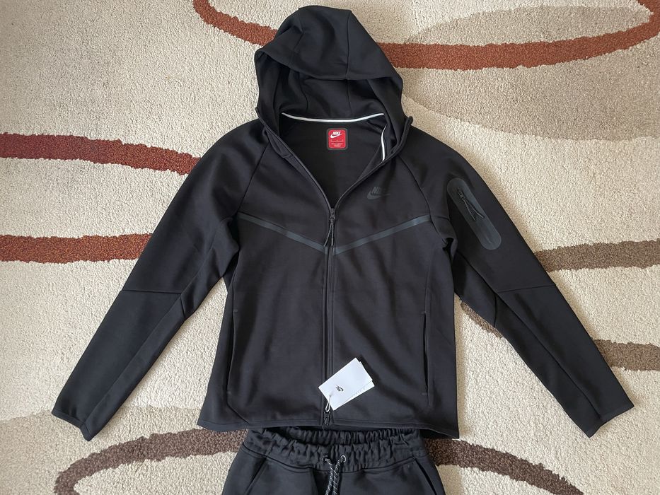 Чисто нов мъжки комплект Nike Tech Fleece (размер S)