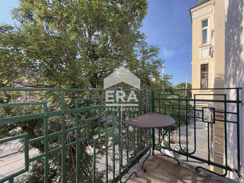 Слънчев тристаен апартамент в сграда "Паметник на Културата" на входа