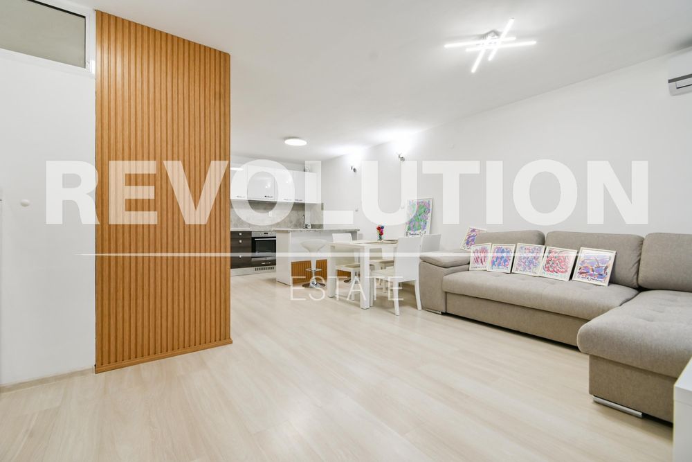 Дава се под наем Тристаен апартамент в София, Център - 108 кв.м за 1200 € - Снимка #1