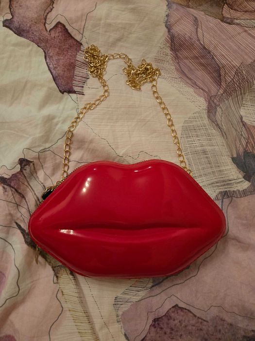 Нова лачена чанта червена и портмоне