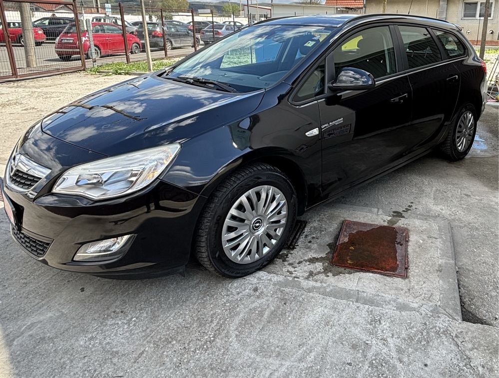 Opel Astra J 2011 benzina