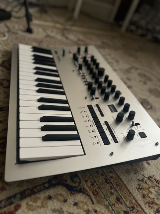 Синтезатор Korg Minilogue