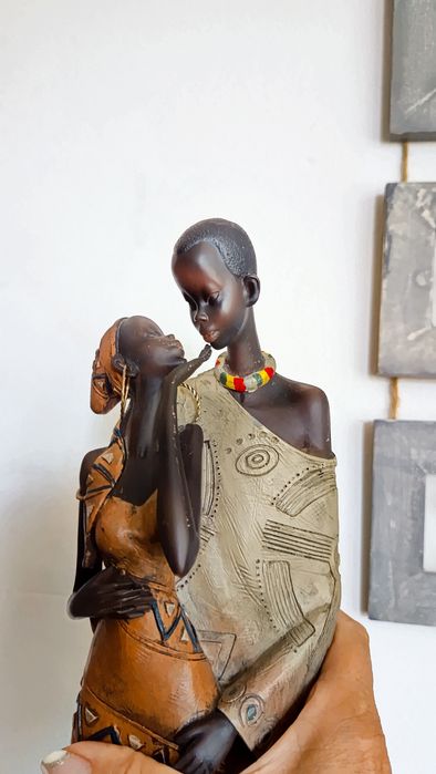 Статуетка на африканско момиче и момче