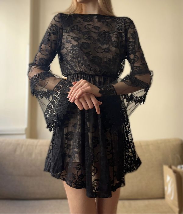 Рокля с черна дантела