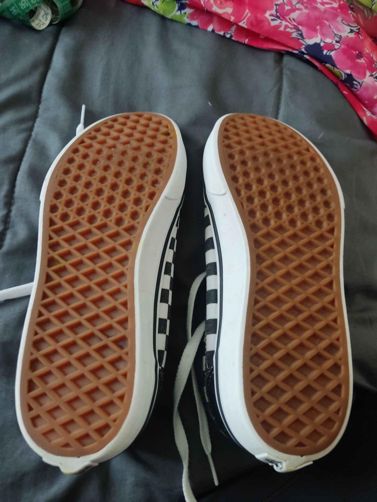 Продавам дамски кецове Vans