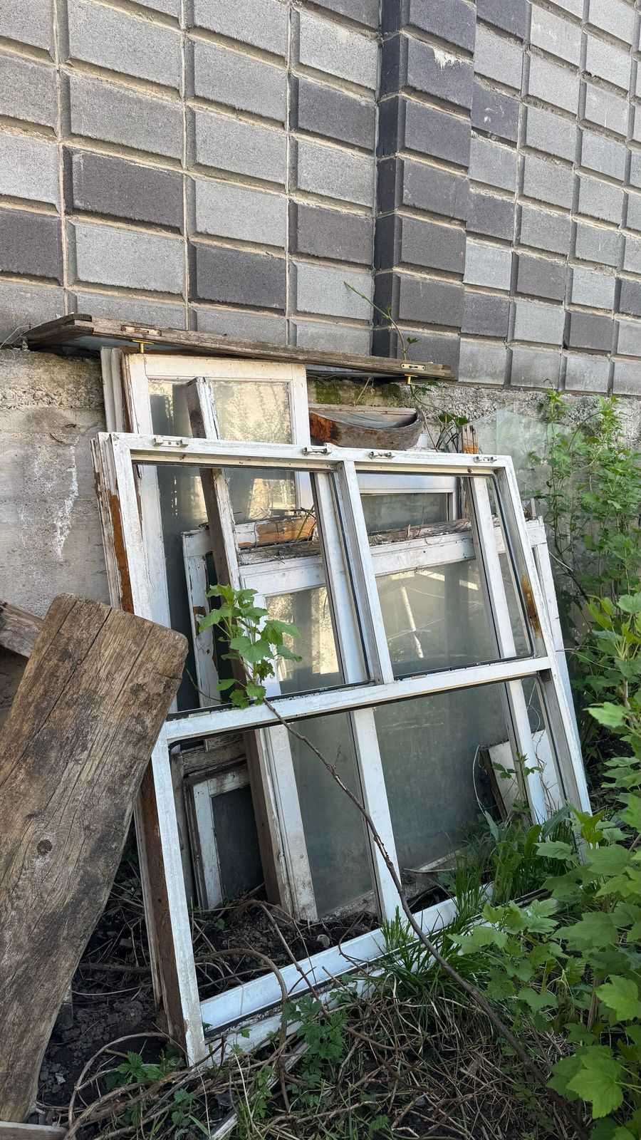 Бесплатно. Самовывозом отдам 2 матраца(2х1,6 и 1,6х1,8). 2 дивана.