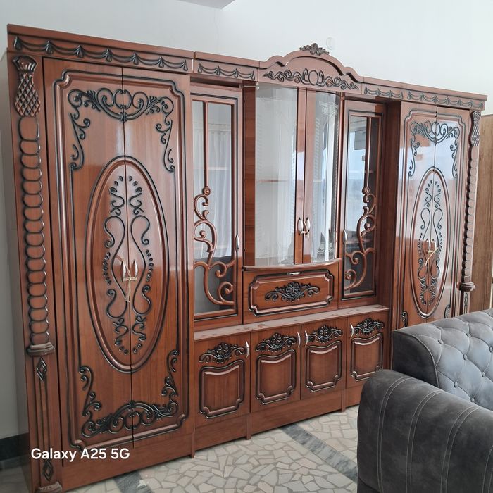 Мебел стенка сотилади