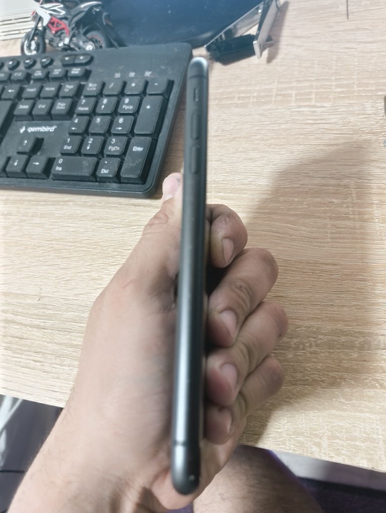 iPhone 11 64GB . Перфектно работещ!