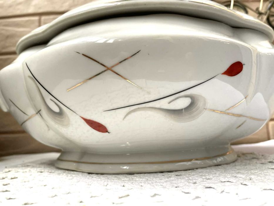 Красив голям и стар български супник на Изида с рисувани шипки