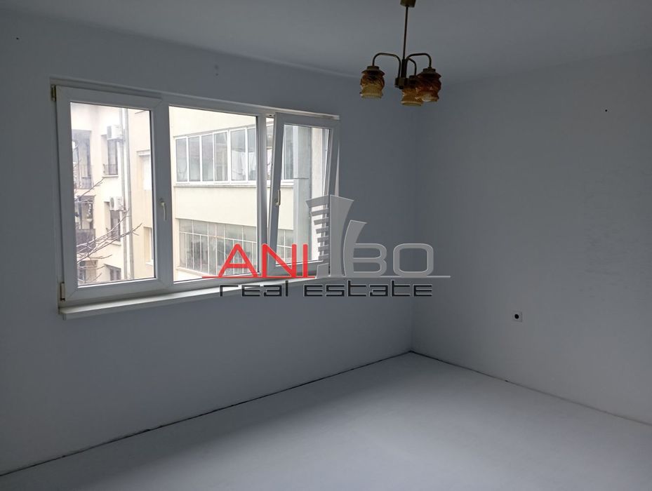 Продава се Тристаен апартамент в Варна, Левски - 82 кв.м за 2561 €/кв.м - Снимка #4