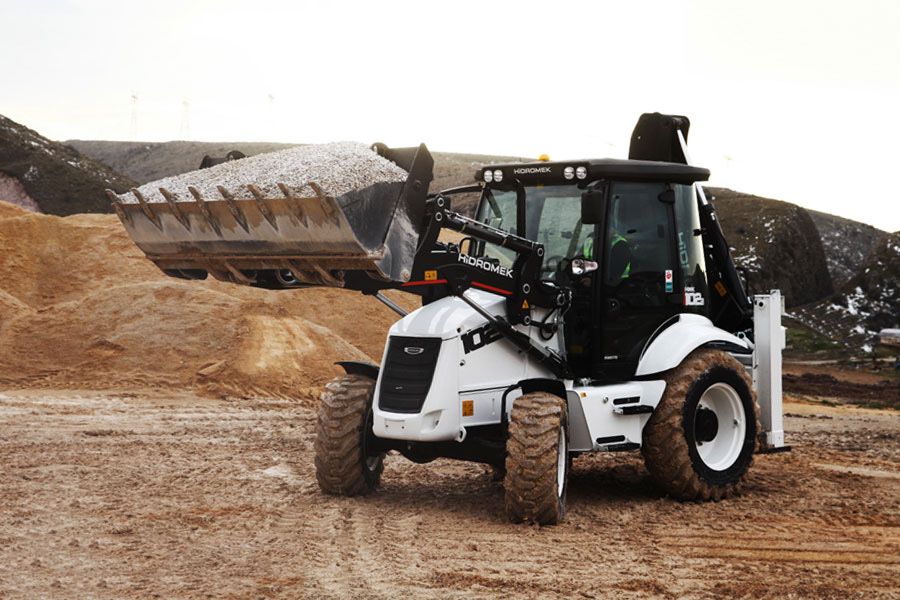 Услуги эксковатора погрузчика 3в1. Аренда трактора петушок 3в1